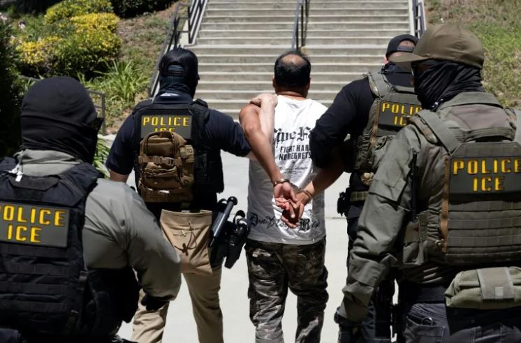Agentes de ICE en una redada