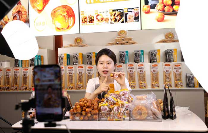 A host sells pet supplies via livestream at the Pet Town in Pingyang County, east China's Zhejiang province.