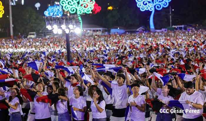 Jóvenes nicaragüenses en Acto por el aniversario 46 del triunfo de la Revolución Sandinista.