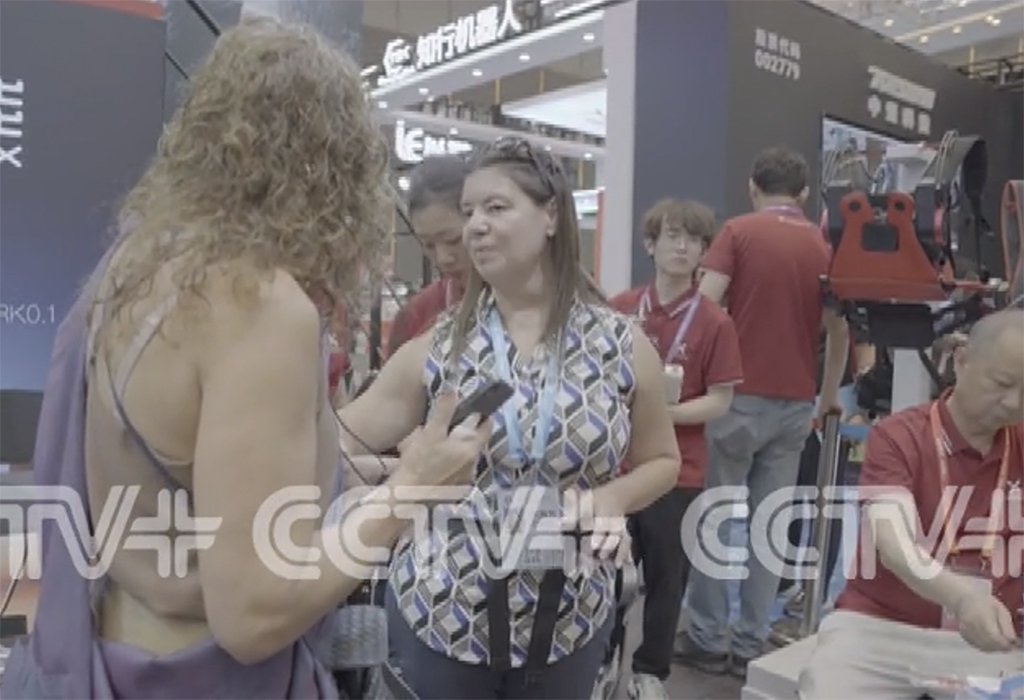 mujer camina con exoesqueleto