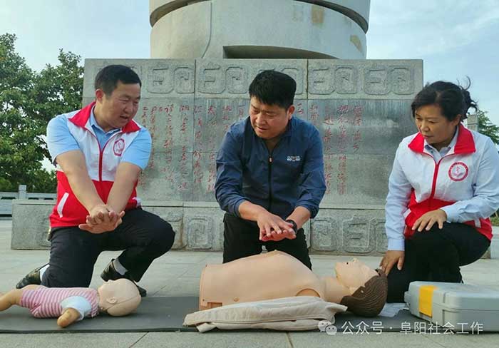 Wu Lei (first from left) and Liu Jing (first from right) demonstrate first-aid techniques.