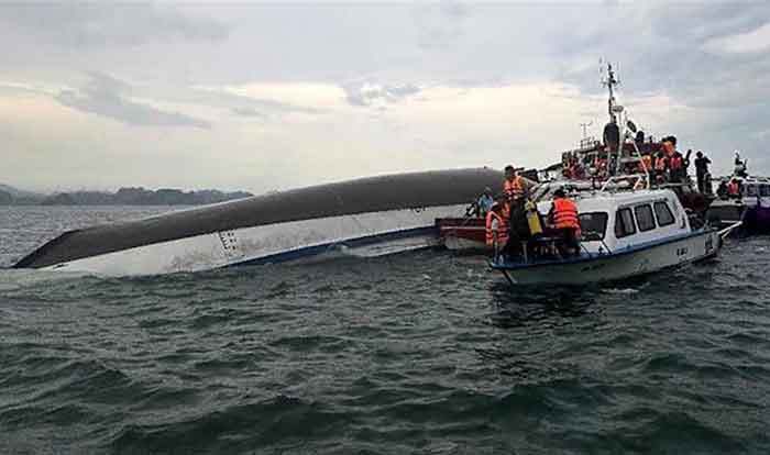 El barco accidentado transportaba turistas nacionales en un recorrido por la bahía de Ha Long.
