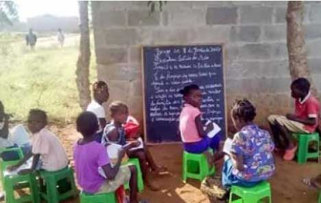Angola trabaja para eliminar las escuelas precarias e improvisadas