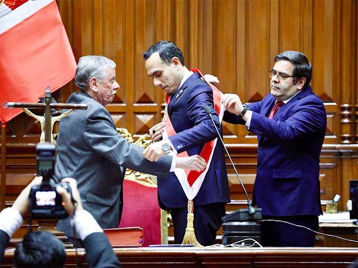 Juramentan a José Jerí como presidente peruano de transición.