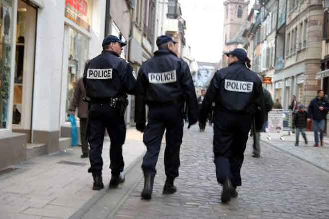 Cientos de policías franceses estánfuera de servicio en señal de protesta por arresto de uniformado en Marsella.