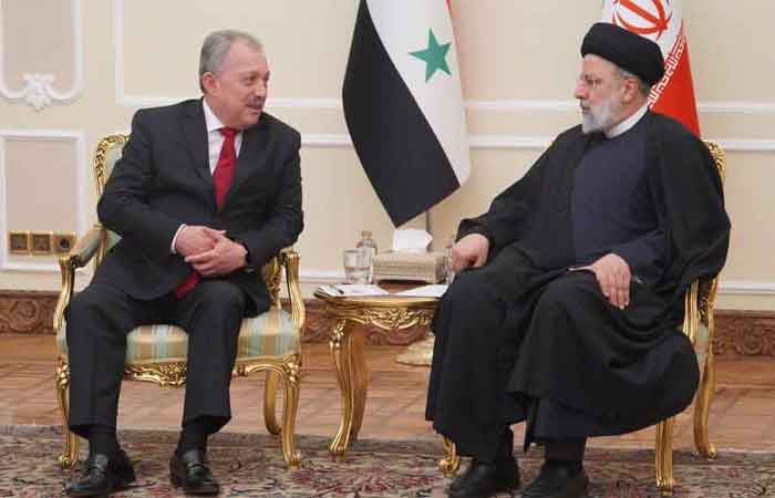 Primer ministro sirio Hussein Arnous conversa con el presidente iraní Ebrahim Raisi