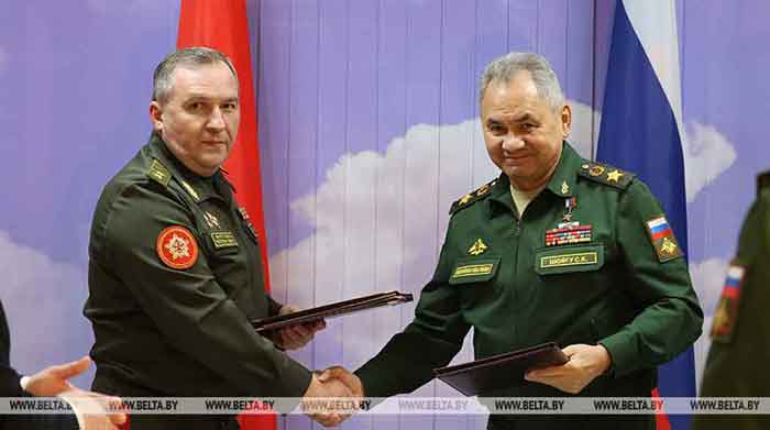 Belarusian and Russian Defense Ministers Viktor Khrenin and Sergey Shoigu