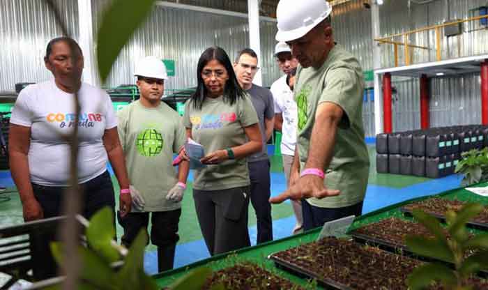 Venezuela's Executive Vice President emphasized the plant's role in producing biofertilizers.
