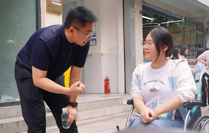 The homeroom teacher of Jiang Xintong cheers her up before gaokao. 