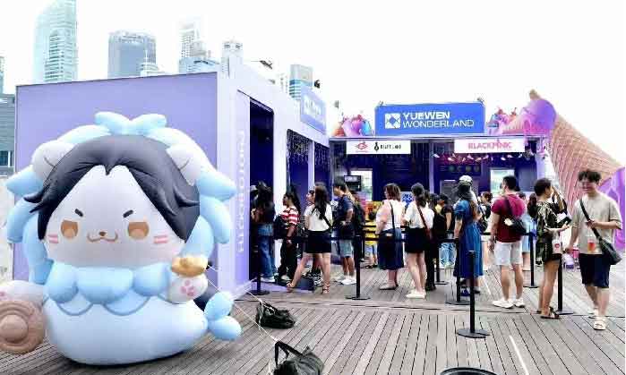 An exhibition on Chinese online literature and related products is held in Singapore, attracting many local visitors. 