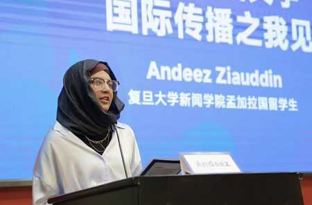 Andeez Ziauddin speaks at an event hosted by Fudan University's School of Journalism.