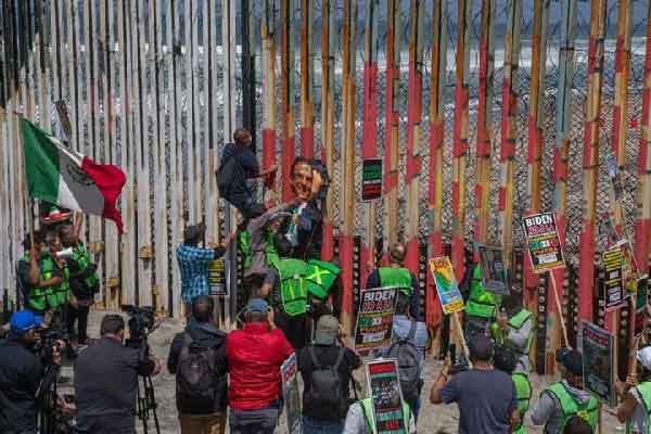 Migrantes se manifestaron hoy junto al muro fronterizo de Playas de Tijuana