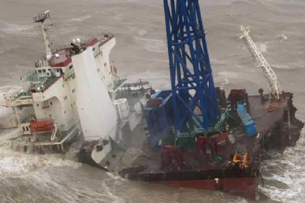 La embarcación enfrentó dificultades en altamar por el deterioro de las condiciones marítimas y atmosféricas