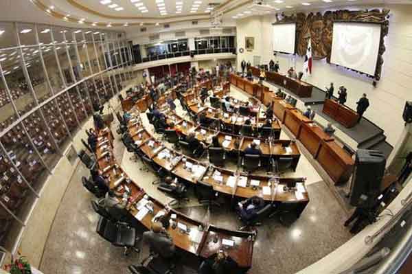 Señalan a legislativo panameño por inflar plantilla
