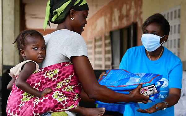UNICEF is distributing critical supplies to families in Côte d’Ivoire during the COVID-19 pandemic. Photo: UNICEF / Frank Dejongh)