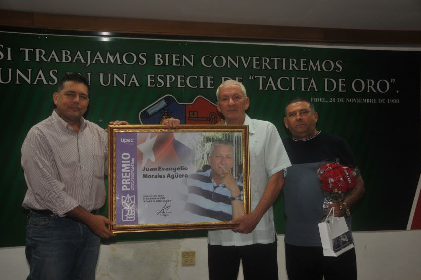 Juan Morales received the Journalism Award for the Work of Life