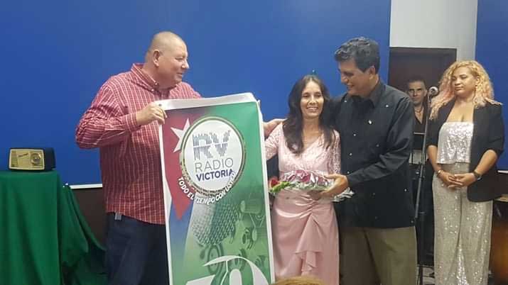  Entrega del Sello Aniversario 70 de Radio Victoria a su directora, Aliuska Barrios