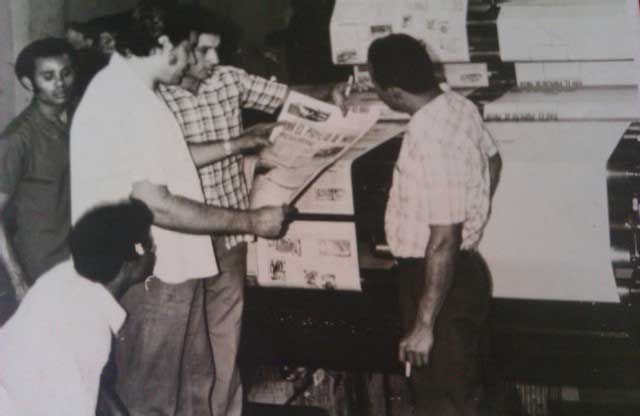 Roberto Leyva, on the right, waits for the Infante Reyes brothers, along with the operators and a reporter, to check the newspaper. Leaning in the center is Jesús Marrero, who was an important source of help in the workshop. 