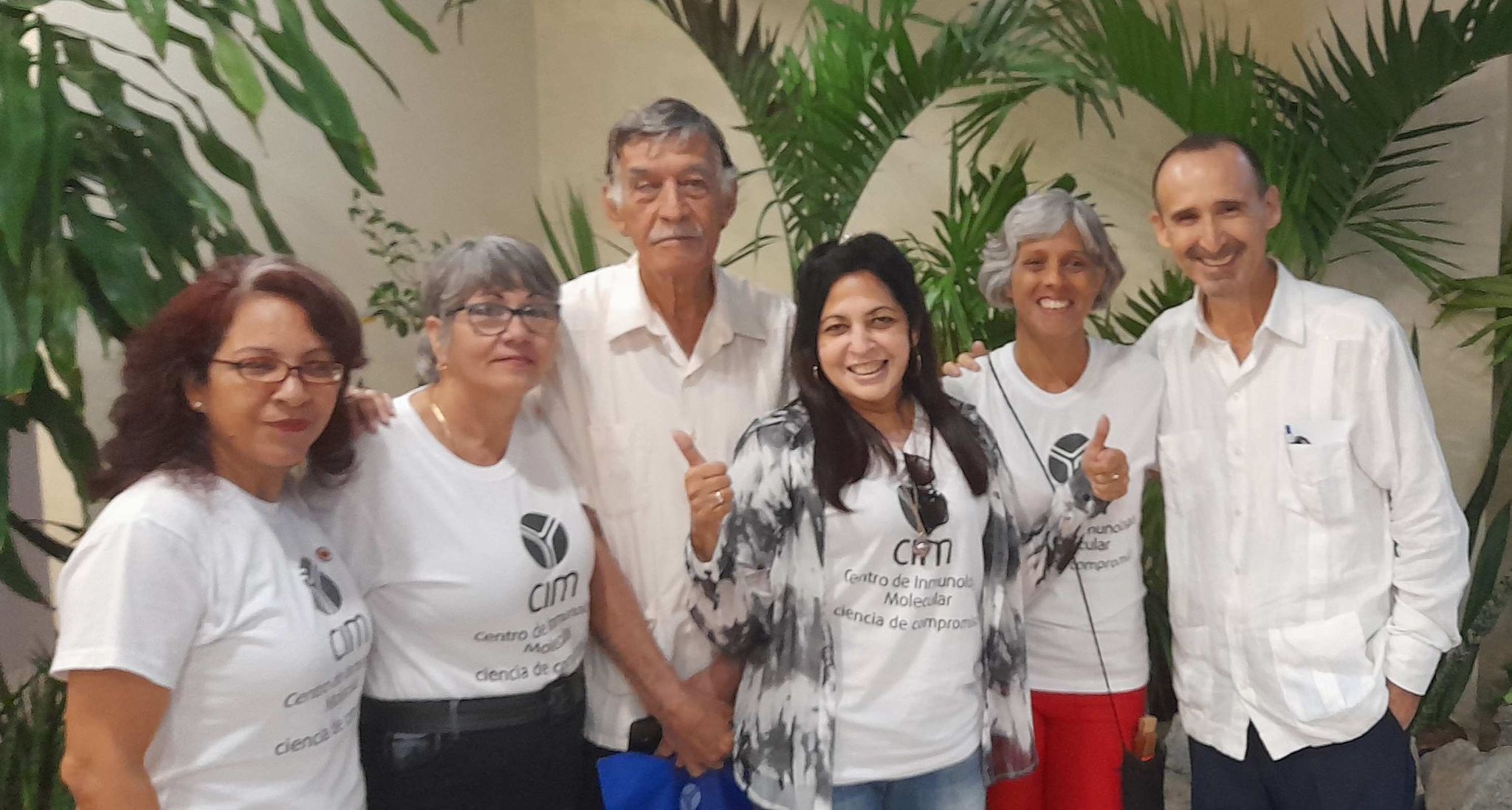 Junto con otros profesionales de la Inmunología en Cuba