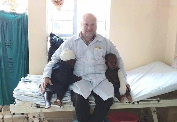 Kisii County has for the first time in its history a plastic surgeon, who is not there to satisfy the aesthetic whims of wealthy people, but to solve serious problems of patients, especially children. Photos: Courtesy of Dr. Damodar Peña Pentón