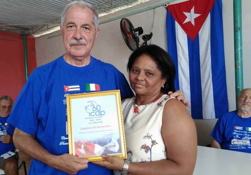 María Romero, ICAP president in the province, gave Franco Tonon the accrediting diploma Colectivo Aniversario 60 