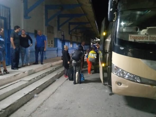 Passengers transfer after train derailment in Las Tunas.