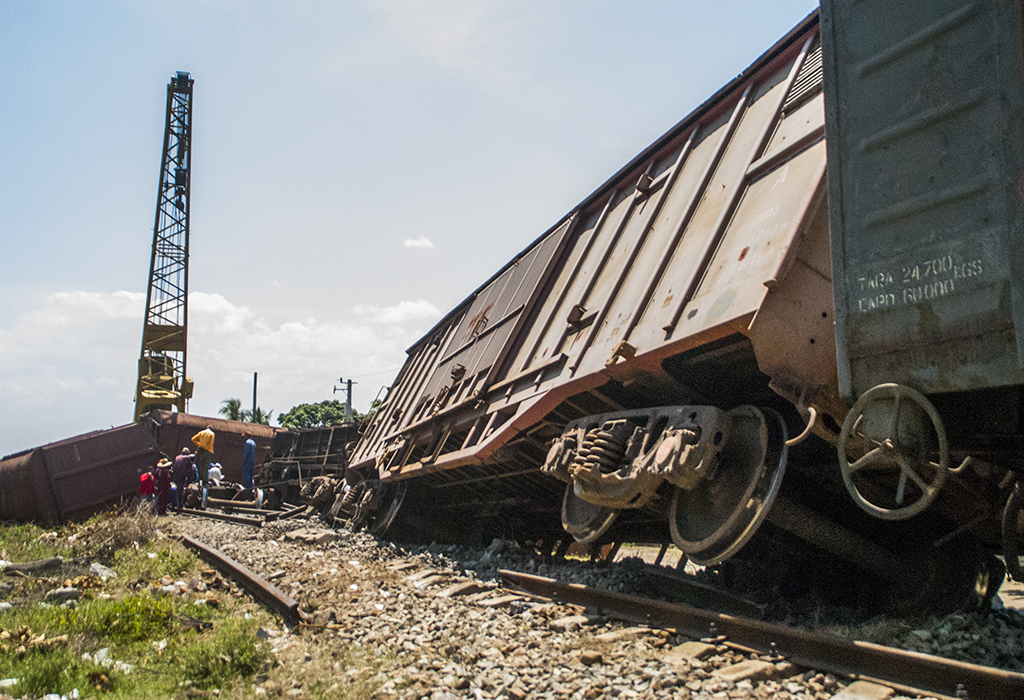 After the recent derailment of a freight train bound for Holguín, works continue to repair the railroad