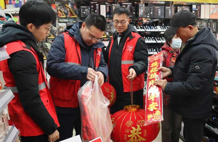 Volunteers accompany seniors living alone on a Spring Festival shopping trip in the Xiapu community, Ningbo, east China's Zhejiang province.