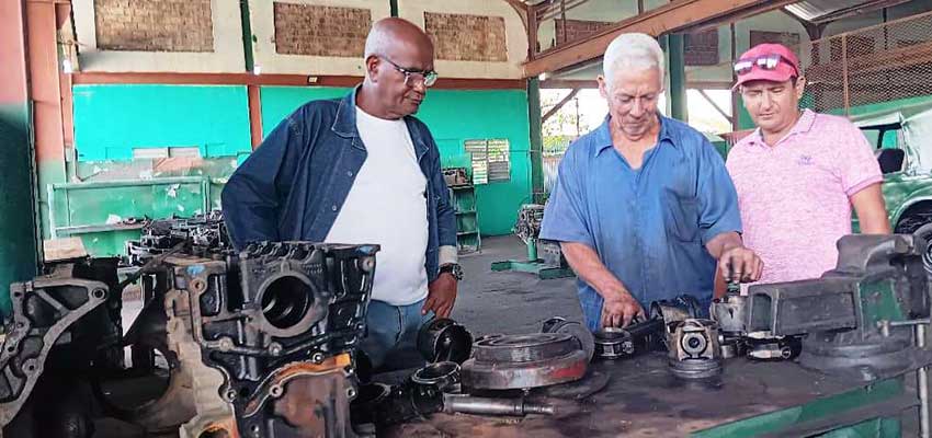 “Benítez is indispensable in the workshop,” is confirmed by Eduardo Brathwaite Herrera (left) and Edwar Crai Martínez.
