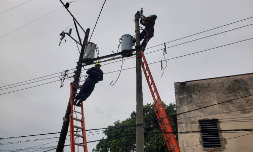Linieros de la Empresa Eléctrica Las Tunas mantienen su labor en San Miguel del Padrón