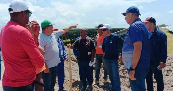 Carlos Rafael Arias, director de la Empresa Eléctrica, explica las incidencias de la obra.
