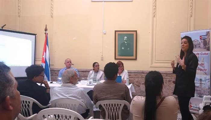  Journalist Náyade Ferreira in a meeting of Cubans living in Uruguay