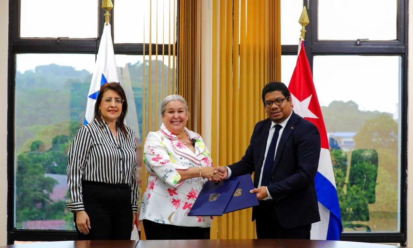 firma del método Yo sí puedo con Panamá
