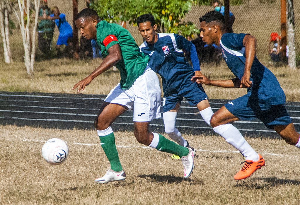 Las Tunas soccer team trains for the Apertura Tournament.