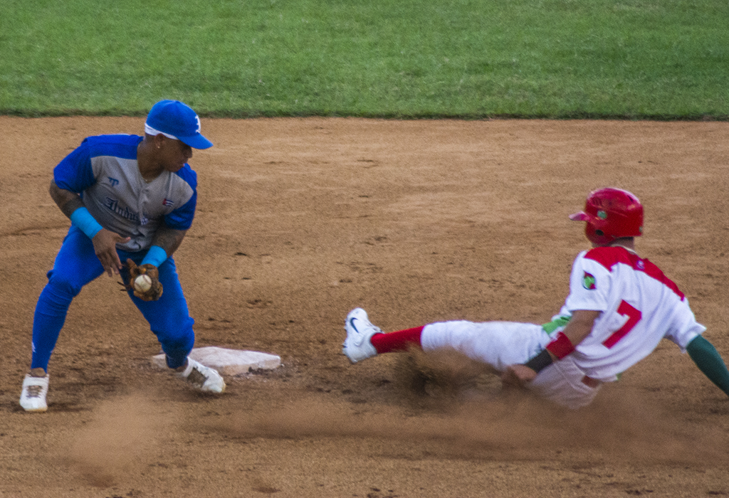 Las Tunas won the first game of the final playoff against Industriales.