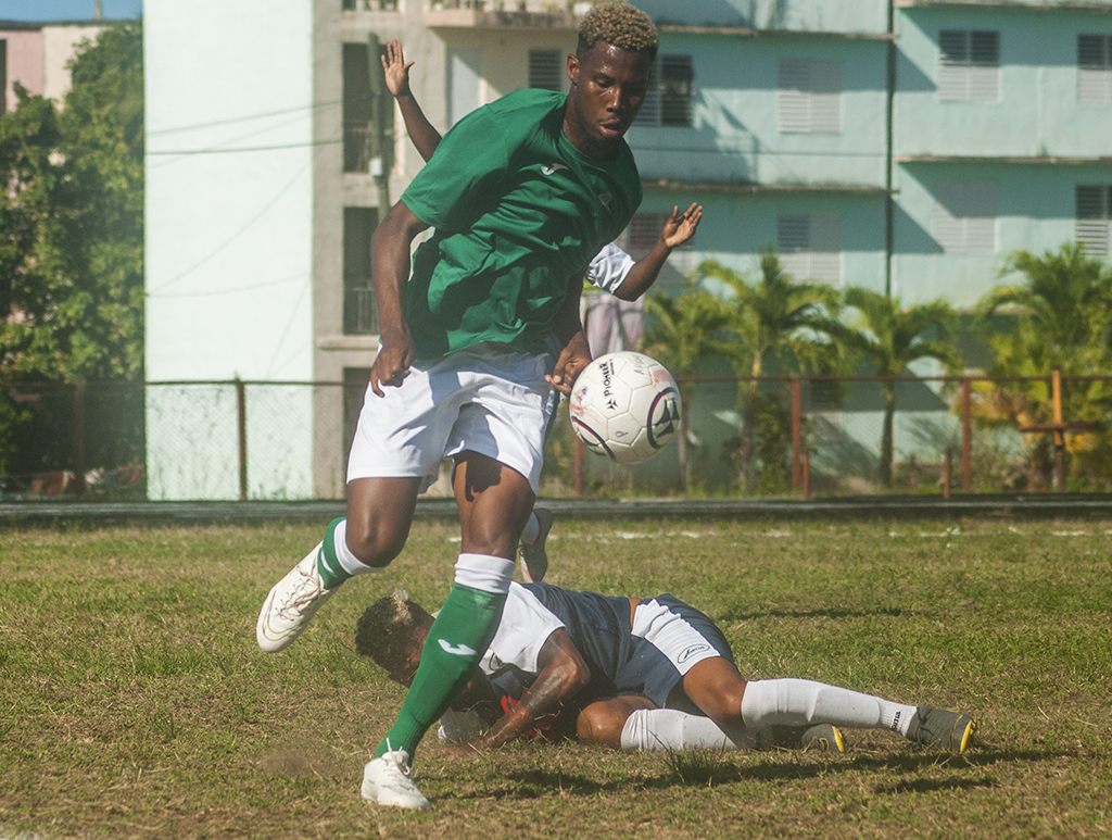 Las Tunas soccer team trains for the Apertura Tournament