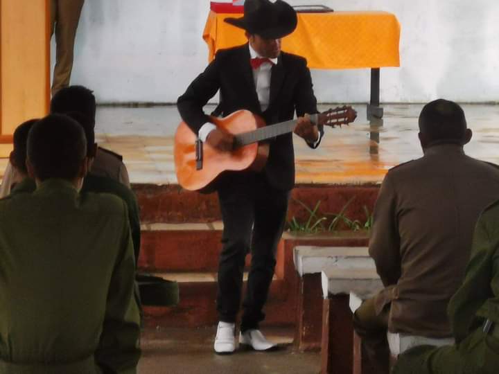 Instructor de arte Yuslier Lozada.