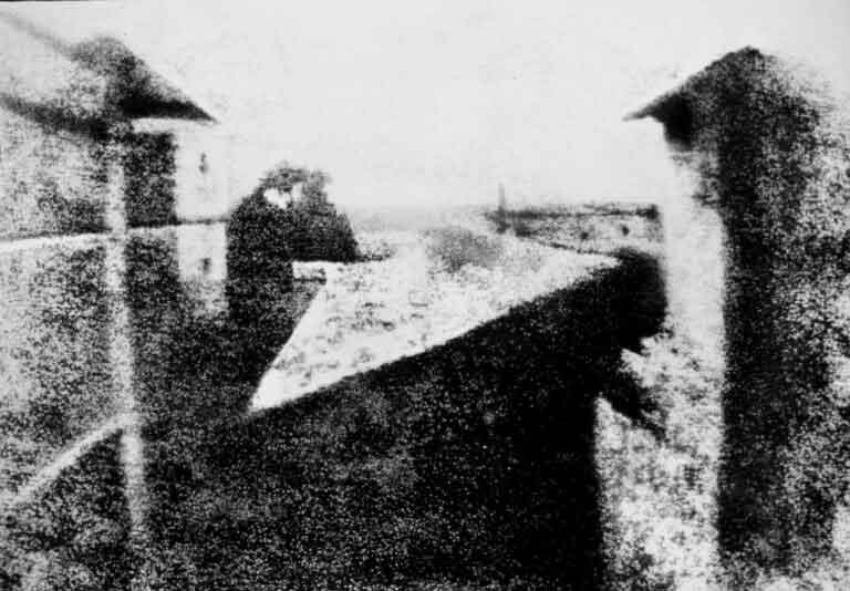 Primera foto de la historia, llamada "VISTA DESDE LA VENTANA EN LE GRAS".