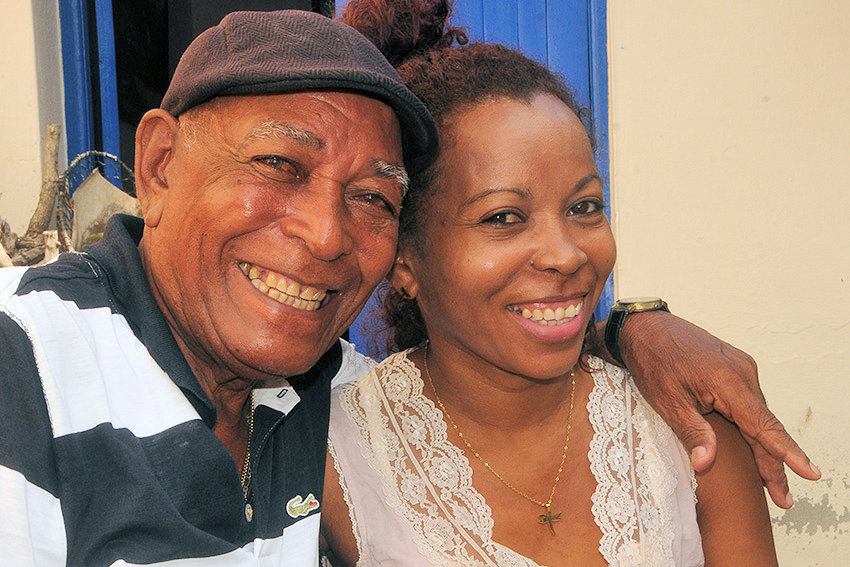 Rolando padre de Rolando Joaquín Yoanny Celia Taimí Margarita y Taymara a su lado una familia en la que se aviva la tradición musical. foto Rey