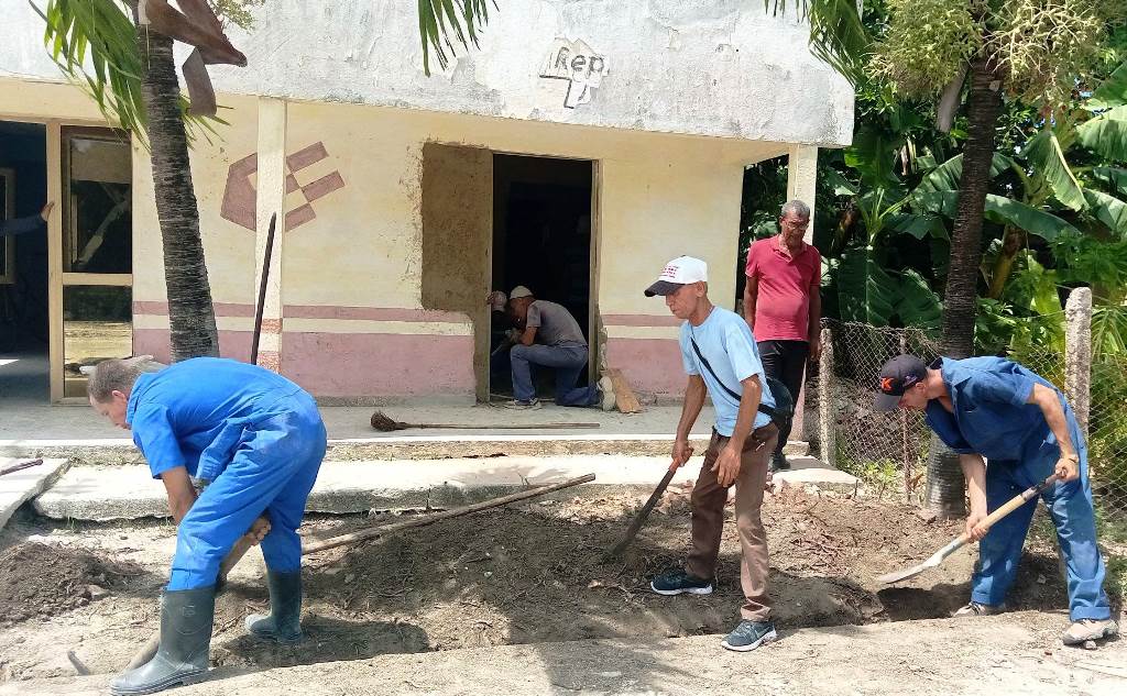 Pie de foto Trabajos en labores de acondicionamiento de la casita infantil de Chaparra. foto Tomada de Facebook