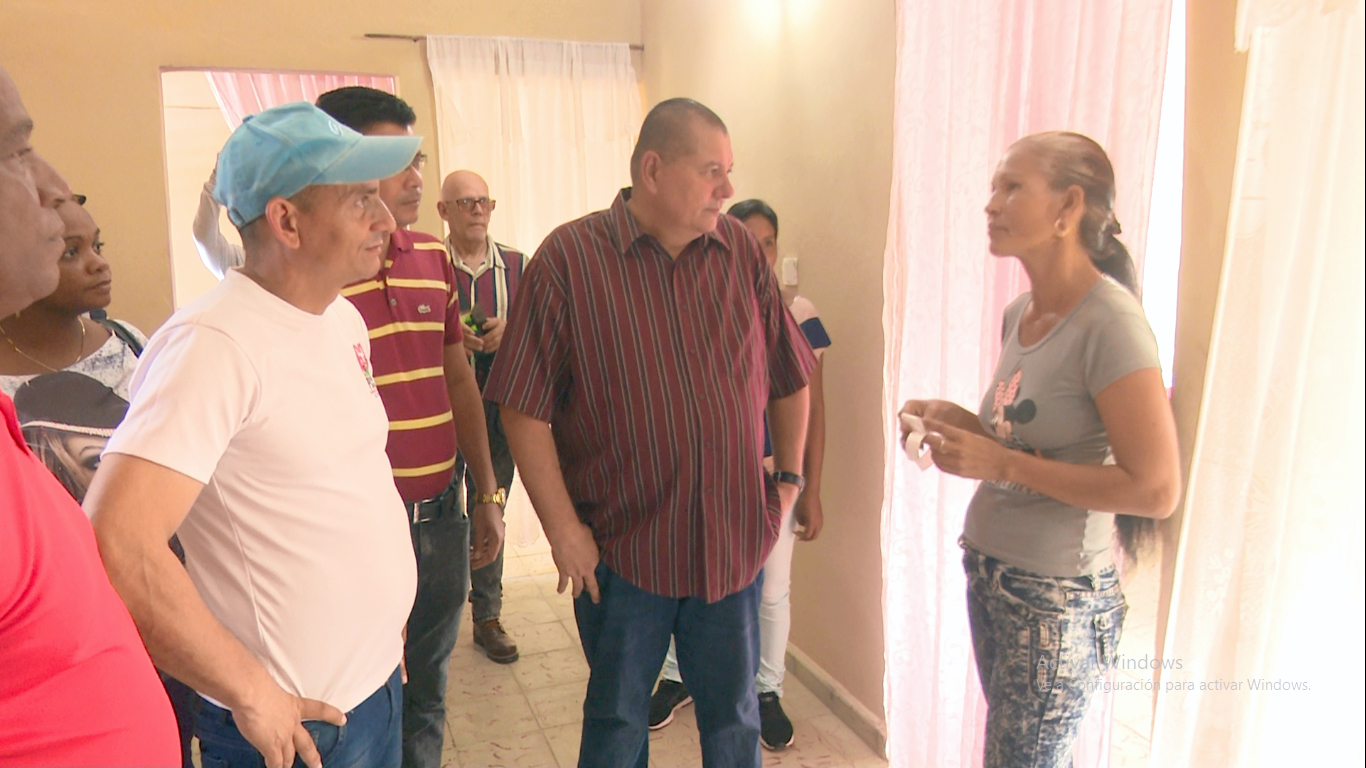 autoridades de la provincia de las tunas dialogan con yadira pérez velázquez beneficiada con una vivienda
