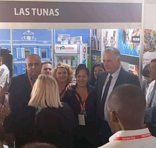 Presidente cubano visita pabellón d ela Tunas en Feria Internacional de La Habana.