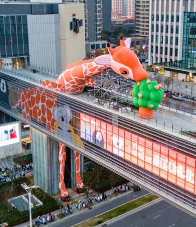 Aerial "sky zoo" installation co-created by Hongshan Forest Zoo and a shopping mall in Nanjing, capital city of east China's Jiangsu province.