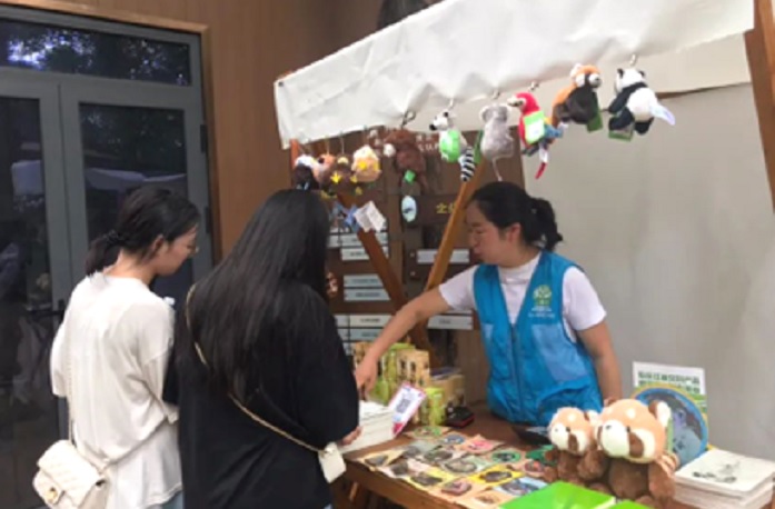 Visitors buy creative and cultural products at the Hongshan Forest Zoo in Nanjing, capital city of east China's Jiangsu province.
