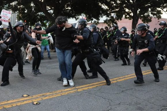 CJX86 USA ICE RAID PROTEST 580x386