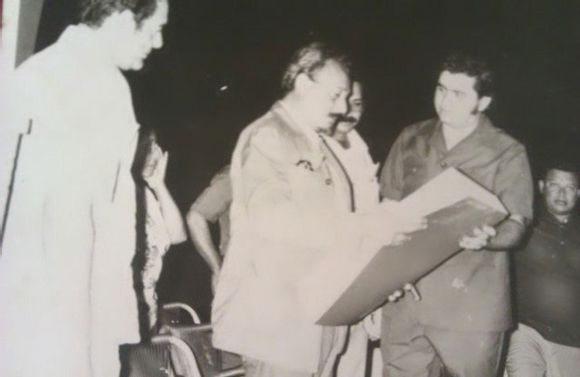 Momento cumbre en Santiago de Cuba: José Infante entrega al comandante Faure Chomón el primer diario impreso que circuló en la provincia. 