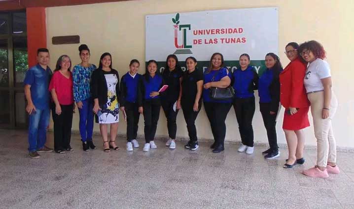 Estudiantes mexicanas entregaron donativo a la carrera de Cultura Física de la universidad tunera.